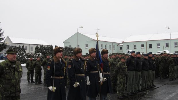 Slavnostní nástup účastníků mise na základně v Čáslavi