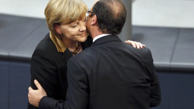 Angela Merkelová přivítala Francoise Hollanda v Bundestagu