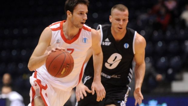 Utkání 3. kola skupiny J osmifinále Evropského poháru basketbalistů ČEZ Basketball Nymburk - VEF Riga 23. ledna v Pardubicích. Vojtěch Hruban z Nymburka a Gatis Jahovičs z Rigy (vpravo).