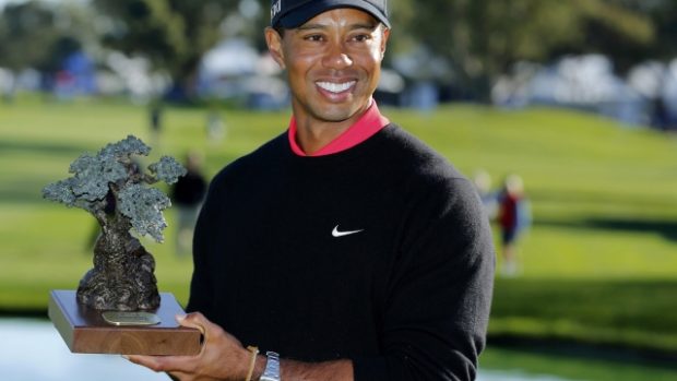 Golfista Tiger Woods s trofejí pro vítěze Farmers Insurance Open