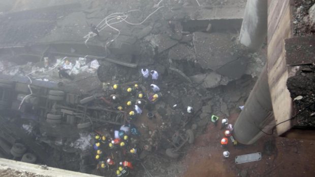 Výbuch čínského auta s pyrotechnikou zničil dálniční most