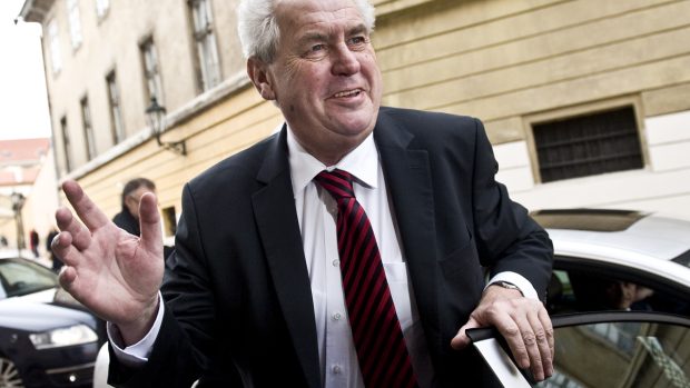 Miloš Zeman přijíždí do své kanceláře v Loretánské ulici