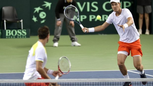 Zarputilost jako ve čtyřhře bude muset Tomáš Berdych (vpravo) ukázat i proti Wawrinkovi