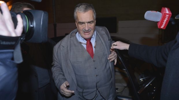 Karel Schwarzenberg přichází na jednání s budoucím prezidentem Milošem Zemanem.