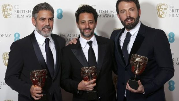 George Clooney, Grant Heslvov a Ben Affleck s cenou BAFTA za nejlepší film Argo