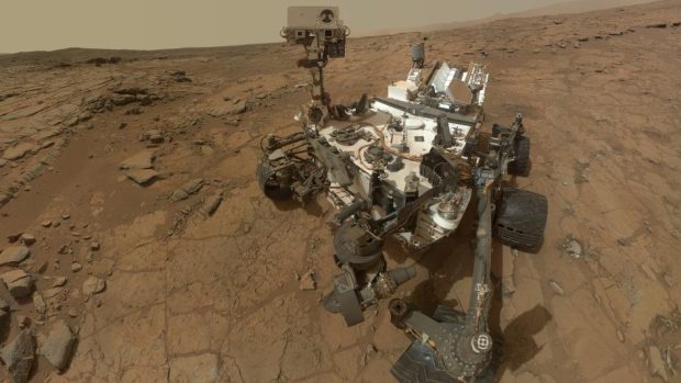Vozítko Curiosity na Marsu - autoportrét, složený z několika snímků