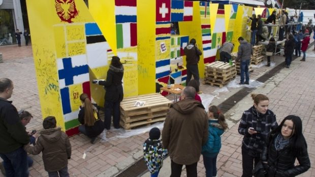 Památník nezávislosti NEWBORN v Pristině pomalovali umělci vlajkami zemí, které uznaly nezávislost Kosova