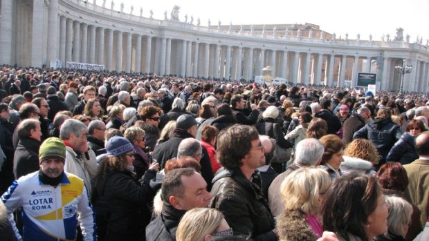 Asi 50 tisíc lidí na Svatopetrském náměstí ve Vatikánu sledovalo jedno z posledních vystoupení Benedikta XVI. coby hlavy římskokatolické církve