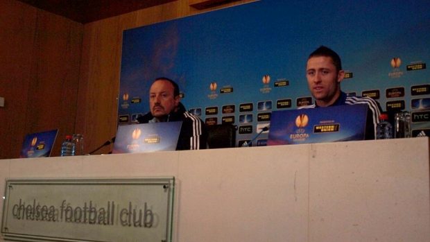 Trenér Benítez a stoper Cahill na tiskové konferenci v Cobhamu