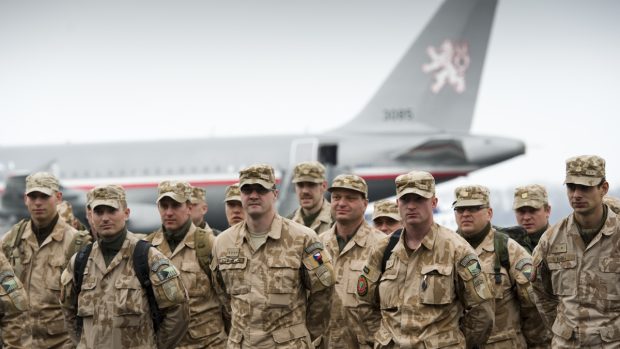 Přílet poslední části 10. jednotky Provinčního rekonstrukčního týmu z Afghánistánu na letiště Praha Kbely