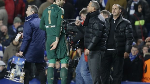 Brankář Chelsea Petr Čech po utkání diskutuje s trenérem Sparty Vítězslavem Lavičkou