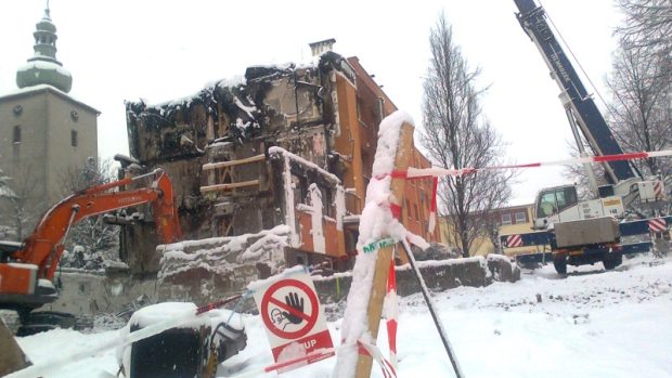 Dělníci začali rozebírat explozí zničený dům ve Frenštátě pod Radhoštěm