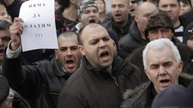 Nezaplatíme! stojí na ceduli, kterou mávali rozčílení Bulhaři na demonstraci proti vysokým cenám elektřiny v zemi