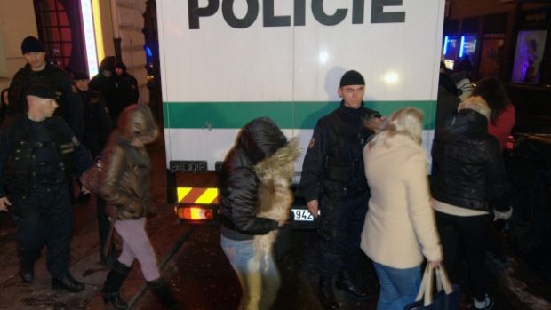 Kvůil zásahu v klubu Cabaret Atlas policie uzavřela ulici Ve Smečkách pro automobilovou dopravu