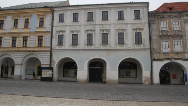 Veigertovský dům v Kolíně (uprostřed).