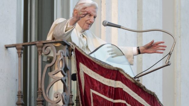 Papež Benedikt XVI. naposledy požehnal věřícím z balkónu letní residence v Castel Gandolfo