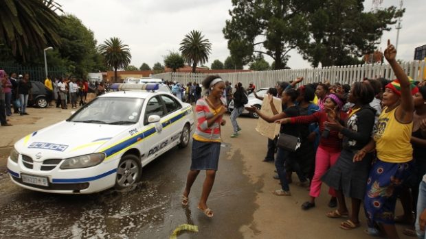 Obyvatelé Jihoafrické republiky protestují kvůli policejnímu násilí