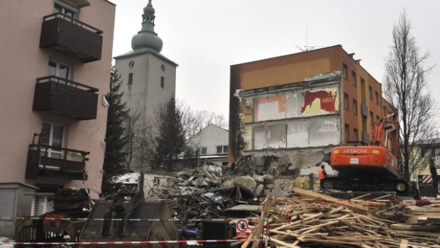 Demolice domu poničeného výbuchem ve Frenštátě pod Radhoštěm