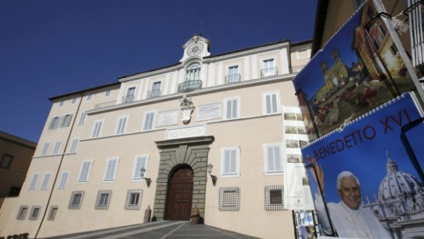 Castel Gandolfo působí až takřka opuštěně. Nestřeží ho již členové Švýcarské gardy, kteří se tam vrátí až s novým papežem.