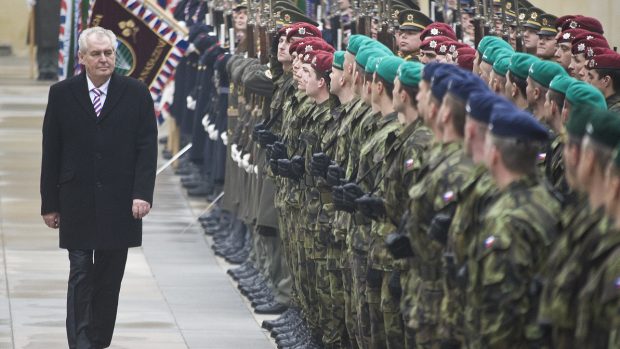 Vojenská přehlídka během inaugurace prezidenta Miloše Zemana v roce 2013