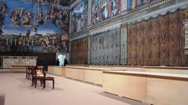 Sixtinská kaple je připravena na volbu nového papeže, dolaďují se poslední detaily
