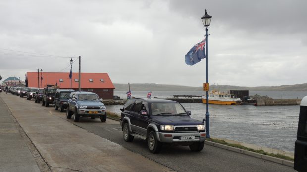 Falklandy: Automobilové korzo ve Stanley za věrnost Británii