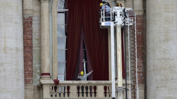 Okna na centrální balkon baziliky sv. Petra kryjí purpurové záclony