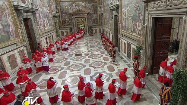 Kardinálové-volitelé přicházejí do Sixtinské kaple na konklave