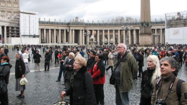 Před bazilikou Sv. Petra ve Vatikánu čekají na volbu papeže katolíci i náhodní turisté