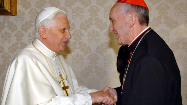 Kardinál Jorge Bergoglio se ve Vatikánu vítá s papežem Benediktem IXI.