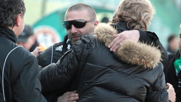 Tomáš Řepka objímá trenéra Zbyňka Bustu po výhře jejich Mostu nad Žižkovem.