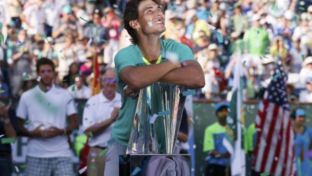 Tenista Rafael Nadal si užívá zisku další trofeje se vším všudy