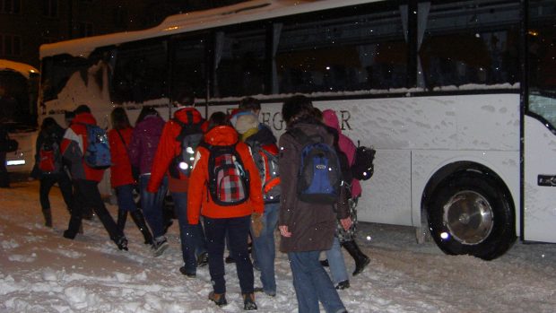 Poutníci ve Žďáře nad Sázavou nasedají do autobusu a vyrážejí na letiště