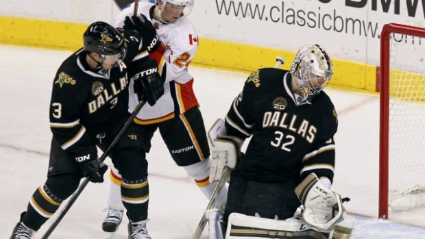 Jiří Hudler (uprostřed) se proti Dallasu v NHL trefil, na výhru Calgary to ale nestačilo