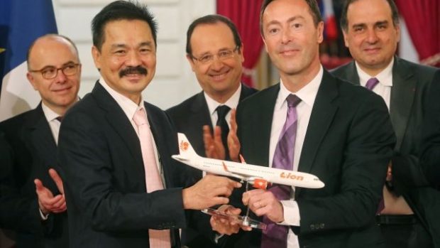 Zástupci indonéských aerolinií Lion, ředitel Airbusu Fabrice Bregier a francouzský prezident François Hollande podepsali smlouvu na 234 letadel