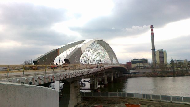Rozestavěný Trojský most přišel o bílé ocelové podpěry. Ty byly odstaveny a čeká je demontáž.