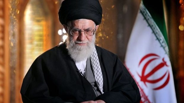 Nejvyšší íránský vůdce ájatolláh Chameneí pohrozil odvetou, pokud by Izrael zaútočil na Írán