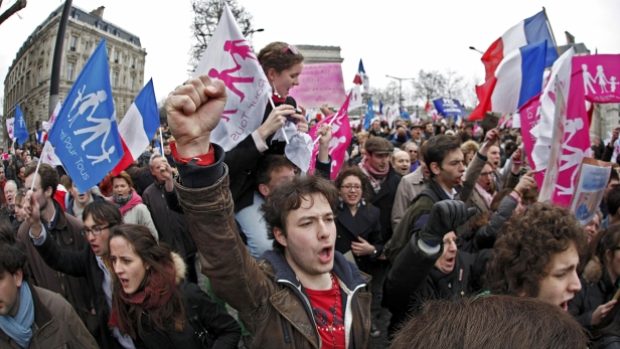 Demonstranti na Champs Elysee