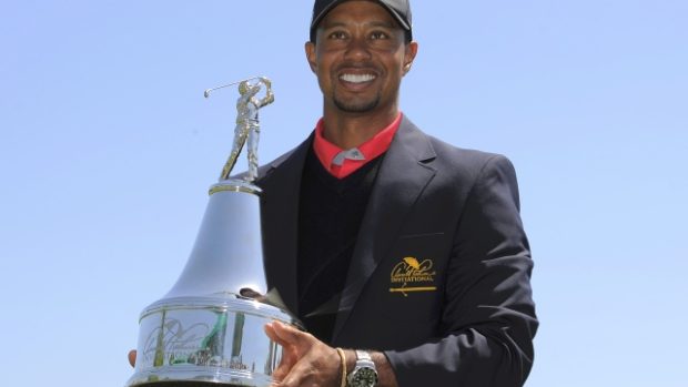 Tiger Woods s trofejí pro vítěze turnaje v Orlandu
