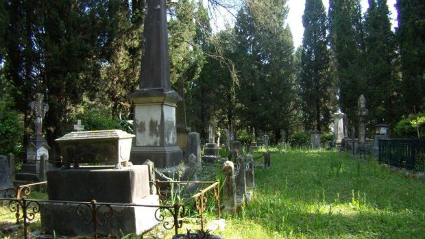 Britský hřbitov na řeckém ostrově Korfu, kde na jaře kvetou divoké orchideje