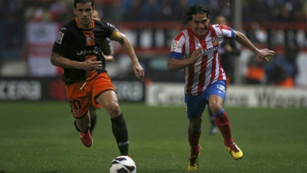 Radamel Falcao (vpravo) zařídil v Primera División Atlétiku Madrid v utkání s Valencií aspoň bod