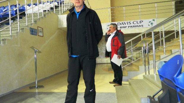 Hlavní kondiční trenér reprezentace Kazachstánu Mieczyslaw Boguslawski v popředí