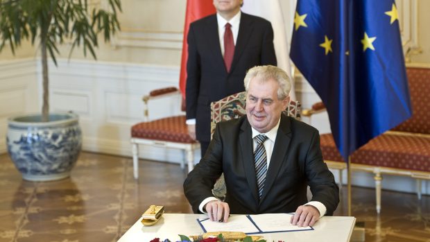 Prezident Miloš Zeman a předseda EK José Manuel Barroso na Pražském hradě. Podpis eurovalu