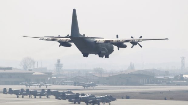 Dopravní letadlo amerického letectva při přistání na základně v Osan, jižně od Soulu
