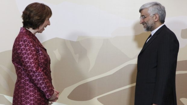 Íránský vyjednavač Saeed Jalili a šéfka mezinárodní delegace Catherine Ashtonová na jednání v kazašské metropoli Almaty