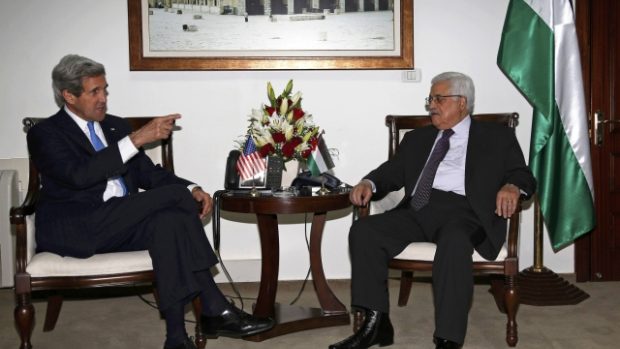 Americký ministr zahraničí John Kerry a palestinský prezident Mahmúd Abbás