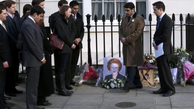 Lidé pietně vzpomínají u domu bývalé premiérky Margaret Thatcherové