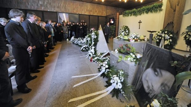 S patnáctiletou dívkou se přišly do jihlavského krematoria rozloučit stovky lidí