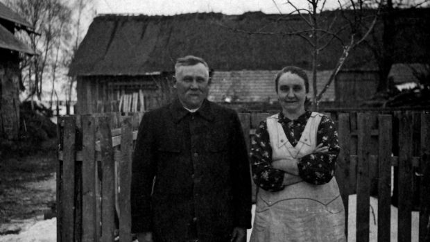 Na Volyni. Děda Josef Říha (1887) a babička Julie Říhová (1891)