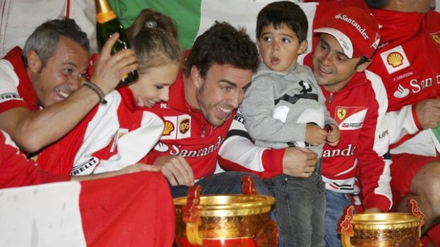 Fernando Alonso (uprostřed) slaví své vítězství ve Velké ceně Číny